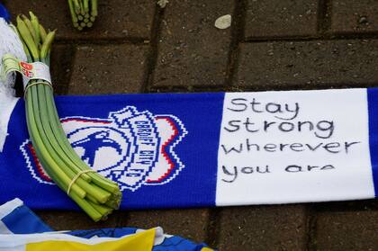 Los mensajes para Emiliano Sala en la puerta del estadio de Cardiff