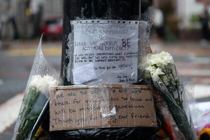 Los mensajes que admiradores de Matthew Perry dejaron en West Village, de Nueva York (Photo by Adam GRAY / AFP)