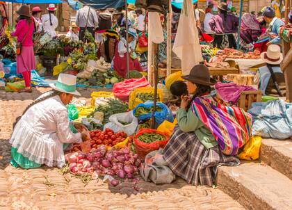 Los mercados callejeros ofrecen textiles, cerámicas, especias, legumbres y todo aquello que brille por sus colores
