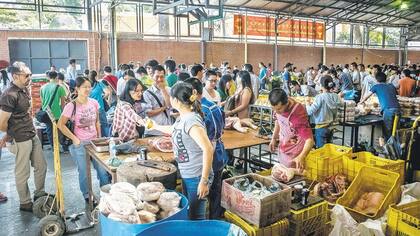 Los mercados chinos abren los domingos en varias ciudades de Venezuela, con productos a precios controlados