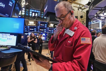 Los mercados tiraron a la baja en un contexto marcado por la Guerra en Medio Oriente y la buba del precio del petróleo (AP Photo/Richard Drew)