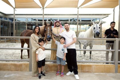 Leo y Antonella Messi, con sus hijos Ciro y Mateo, en Arabia Saudita, durante la visita más reciente y que tenía pendiente el astro por contrato