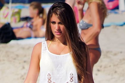 Los Messi suelen pasar sus vacaciones en Formentera. En las playas, Anto luce curvas de sirena