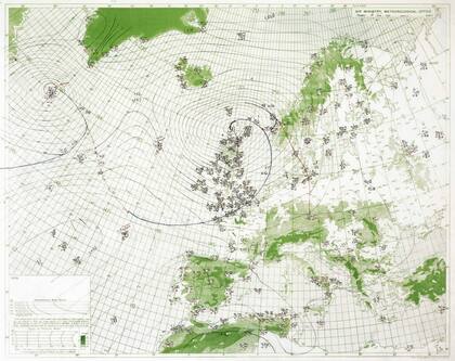 Los meteorólogos británicos se basaban en cartas dibujadas a mano y en datos de observación. Los mapas del 5 de junio, a la izquierda, y del 6 de junio muestran una fuerte tormenta al norte de Escocia que provocaría mares embravecidos en el canal de la Mancha