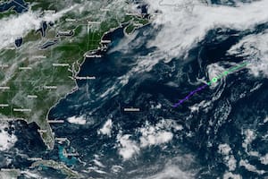Los meteorólogos pronostican que Andrea perderá características tropicales esta noche, convirtiéndose en remanente postropical antes de disiparse completamente el jueves