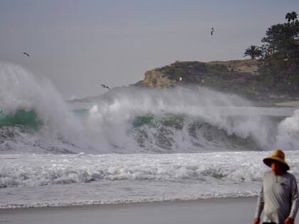 Los meteorólogos recomiendan a los ciudadanos de California y Oregon alejarse de las costas durante el fin de semana