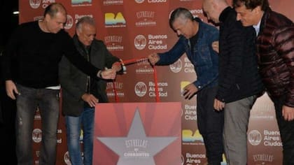 Los Midachi mostrando su estrella en calle Corrientes