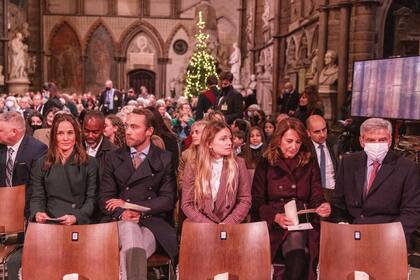 Los Middleton, en pleno: Pippa y James –a su lado su mujer, Alizée Thevenet–, y sus padres, Carole y Michael.