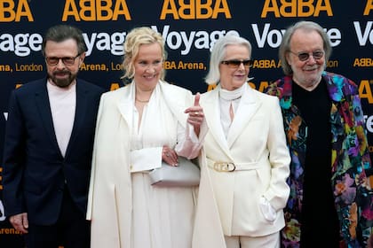 Los miembros de ABBA, de izquierda a derecha, Bjorn Ulvaeus, Agnetha Faltskog, Anni-Frid Lyngstad y Benny Andersson, llegan al concierto ABBA Voyage en la Areina ABBA en Londres el jueves 26 de mayo de 2022. (AP/Alberto Pezzali, archivo)