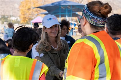 Los miembros de California Volunteers participan de distintas actividades de servicio comunitario para apoyar a la población