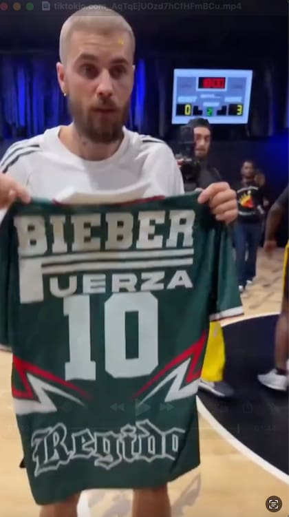 Los miembros de Fuerza Regida le obsequiaron a Bieber una camiseta de fútbol personalizada