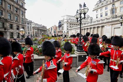 Los miembros de la banda militar asisten a la Proclamación de la Ciudad del rey Carlos III en el Royal Exchange en la Ciudad de Londres