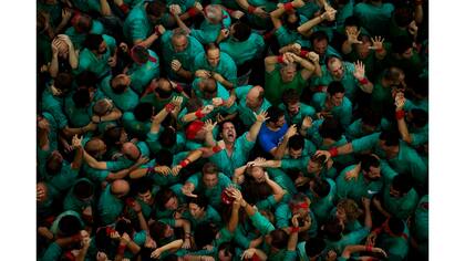Los miembros de la "Castellers de Villafranca" festejan después de completar su torre humana