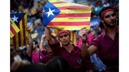 Los miembros de la "Colla Jove de Sitges" sostienen banderas independentistas y gritan consignas