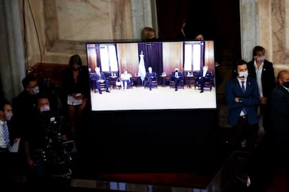 Los miembros de la Corte Suprema escuchan por videoconferencia el discurso presidencial en la Asamblea Legislativa por la apertura de las Sesiones Legislativas en el Congreso de La Nación