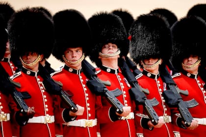Los miembros de la División de Hogares se paran durante el desfile Trooping the Colour, mientras el Rey Carlos III celebra su primer cumpleaños oficial desde que se convirtió en soberano