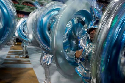 Los miembros de la escuela de samba Vila Isabel con accesorios giratorios