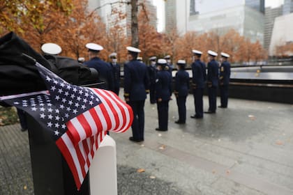 Los miembros de la Guardia Costera de Estados Unidos honran en la ciudad de Nueva York a los veteranos muertos en los ataques del 11 de septiembre, en el marco del Día de los Veteranos