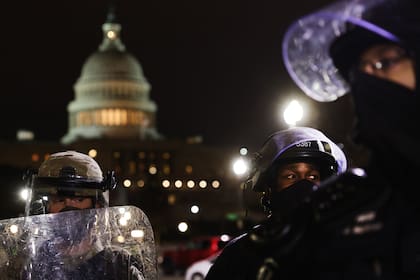 Los miembros de la Guardia Nacional y la policía de Washington D.C. mantienen a un pequeño grupo de manifestantes lejos de la capital después de que miles de partidarios de Donald Trump irrumpieran en el edificio del Capitolio de Estados Unidos el 6 de enero de 2021 en Washington, DC