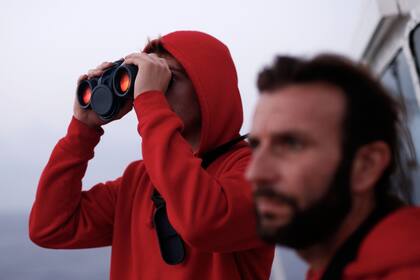 Los miembros de la ONG Proactiva Open Arms, recorren las aguas en busca de embarcaciones en peligro