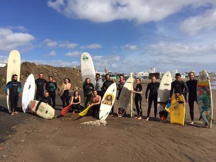 Los miembros de la Pastoral del Surf van variando, pero son aproximadamente unos 20, la mayoría jóvenes