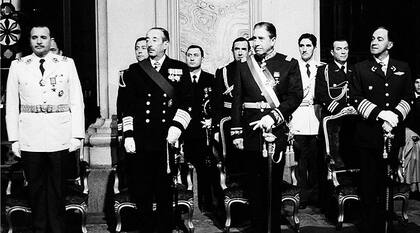 Los miembros de la primera junta militar que derribó al presidente socialista chileno Salvador Allende el 11 de septiembre