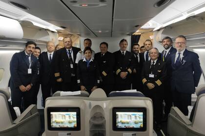 Los miembros de la tripulación que traerá a los argentinos que esperan en Miami