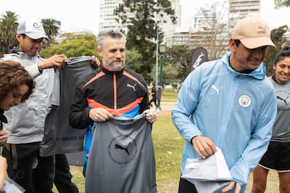 Los miembros de los Faster Teams recibieron indumentaria de la marca.