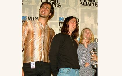 Los miembros de Nirvana Krist Novoselic, Dave Grohl y Kurt Cobain, de izquierda a derecha, posan tras ser galardonados en los Premios MTV, el 2 de septiembre de 1993 en Universal City, California (AP Foto/Mark J. Terrill, Archivo)