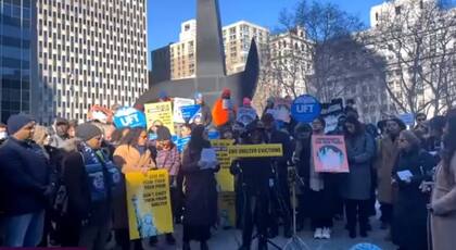 Los miembros de The New York Immigration Coalition se manifestaron este lunes