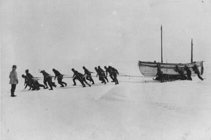 Los miembros de un equipo de expedición dirigido por el explorador irlandés Sir Ernest Henry Shackleton tiran de uno de sus botes salvavidas a través de la nieve en la Antártida, tras la pérdida del "Endurance"