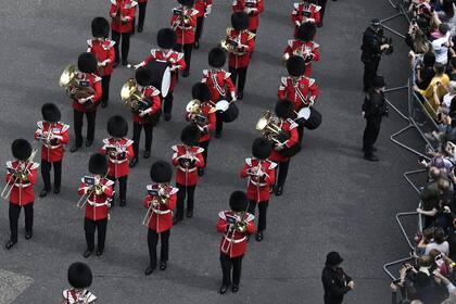 Los miembros de una banda militar tocan sus instrumentos durante la proclamación de la adhesión del rey Carlos III en el Royal Exchange de la ciudad de Londres