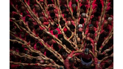 Los miembros de "Vella de los Xiquets de Valls" forman su torre humana durante la 26 Competición de Torre Humana en Tarragona, España