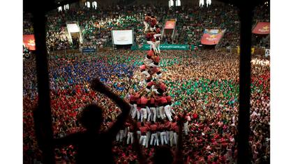 Los miembros de "Vella de los Xiquets de Valls" cae en su intento por completar su torre humana