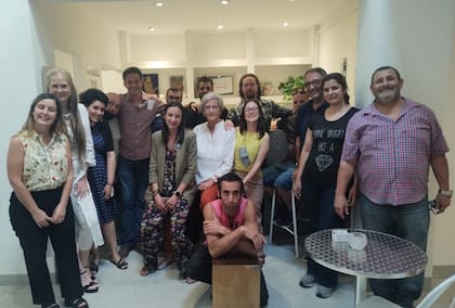 “Los miembros dejan de ser pacientes para transformarse en activos participantes de su propia recuperación, reforzando habilidades, recuperando la autoestima, un propósito y la confianza, aprendiendo también a convivir con su trastorno mental”.