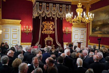 Los miembros del consejo privado se reúnen en el Salón del Trono para la segunda etapa del Consejo de Adhesión en el Palacio de St James, Londres