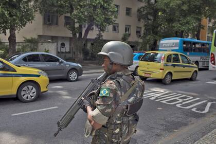 Los miembros del ejército hacen guardias en las calles cercanas al palacio Guanabara