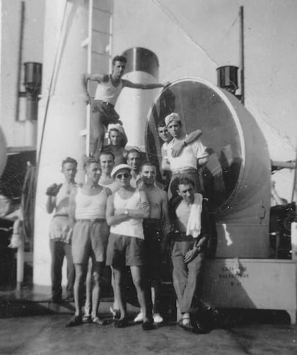 Los miembros del grupo Tova a bordo del Mendoza. Anselmo es el de boina. 1947.