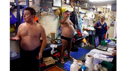 Los miembros del Maroubra toman cerveza y sopa caliente en la sede del club después de competir en una carrera en la playa de Maroubra