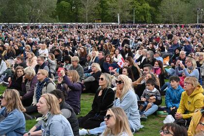 Los miembros del público observan el funeral de estado de la reina Isabel II de Gran Bretaña en una pantalla grande en Hyde Park