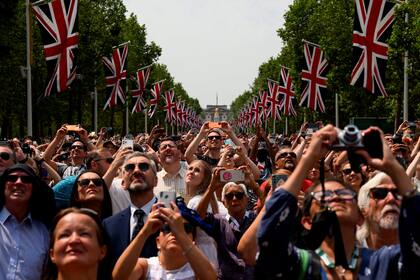 Los miembros del público observan un vuelo de aviones de la Royal Air Force (RAF) de Gran Bretaña desde The Mall, como parte del desfile Trooping the Colour