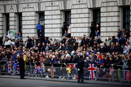 Los miembros del público se reúnen en Londres antes de la procesión ceremonial para el funeral estatal de la reina Isabel II en la Abadía de Westminster