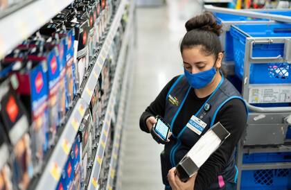 Los miembros del servicio de Walmart, la IA ya permitirá pagar mediante el uso de la app para evitar el proceso de pago en las sucursales