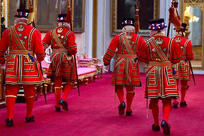 Los miembros del Yeoman of the Guard,toman posiciona antes del banquete estatal para el presidente de los Estados Unidos Donald Trump y su esposa Melania Trump en el Palacio de Buckingham