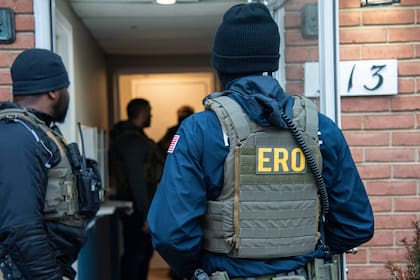 Los migrantes aseguran que fueron encontrados gracias a información que había proporcionado para obtener la licencia