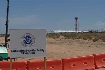 Los migrantes bajo custodia en Camp East Montana describen como perturbadoras las condiciones en el centro de detención del ICE más grande de EE.UU.