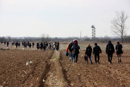 Los migrantes caminan hacia la frontera entre Turquía y Grecia