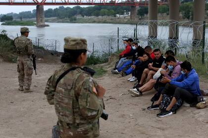 Los migrantes cruzan la frontera para encontrarse con la Patrulla Fronteriza y que se les inicie un trámite de asilo (AP Foto/Darío López-Mills)