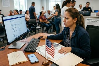 Cómo verificar estatus, resolver I-485, EAD y trámites estancados cuanto antes
