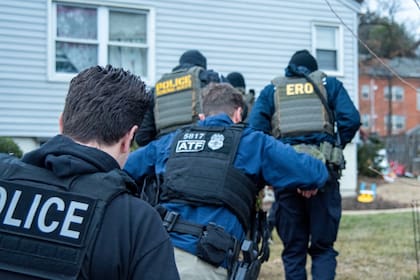 Los migrantes deben tener a mano documentos como la green card o algunos que demuestren que actualmente atraviesa un proceso migratorio, si aplica, durante una redada del ICE en su casa